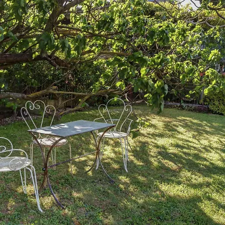 Spacious In Oppede With Swimming Pool Hébergement de vacances