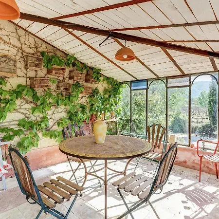 Spacious In Oppede With Swimming Pool Hébergement de vacances